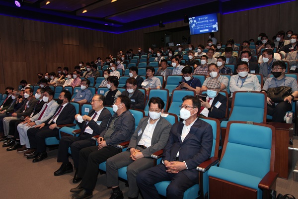 ▲ 김해시의사회는 지난달 30일 남명엔스퀘어 9층 남명아트홀에서 의사회원을 대상으로 문화가 있는 김해시의사회 회원 힐링의 밤을 개최했다.