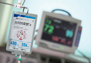 ▲ JW중외제약이 이부프로펜 성분의 프리믹스형 진통제 ‘프리브로펜주 104㎖’를 출시했다.