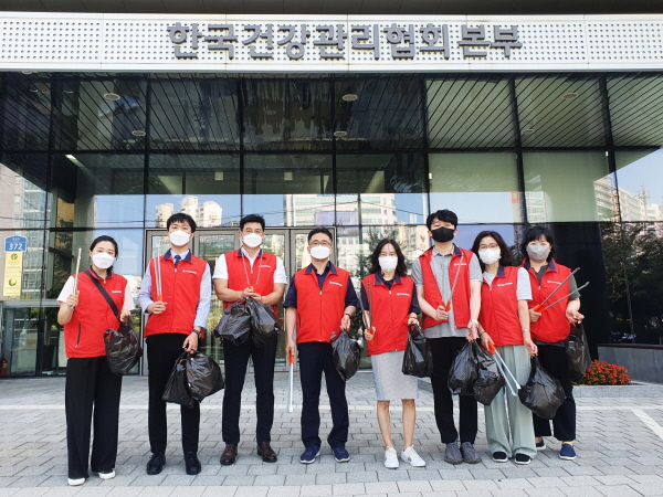 ▲ 한국건강관리협회는 지난 28일(목) 서울 강서구청 사거리에서 플로깅 환경정화 활동을 실시했다.