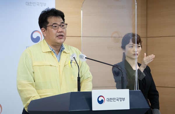 ▲ 중앙사고수습본부 손영래 사회전략반장은 5일 코로나19 정례브리핑을 통해 정부에서 필수의료 관련 종합대책 마련에 나섰다고 전했다.