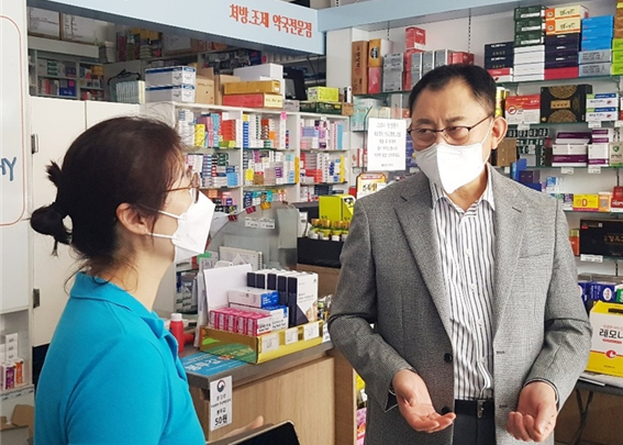 ▲ 최광훈 회장은 10일, 폭우피해 약국을 방문했다.