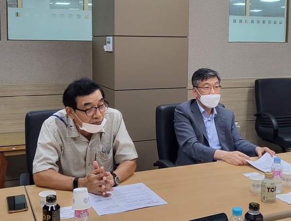▲ 한국약학교육평가원 정규혁 이사장(우)과 박영인 원장은 11일 기자간담회를 통해 약평원의 교육 평가인증기관 지정에 대한 의미를 설명했다.