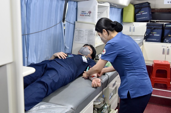 ▲  화순전남대병원 직원들이 헌혈을 통한 생명나눔 실천에 앞장섰다.