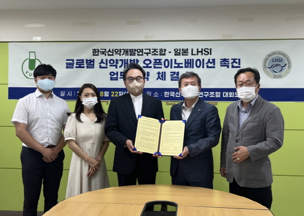 ▲ 한국신약개발연구조합은 22일(월), 신약연구조합 대회의실에서 일본 재단법인 Learning Health Society Institute(LHSI)와 한국-일본 간 글로벌 신약개발 오픈이노베이션 촉진을 위한 업무협약을 체결했다고 밝혔다.