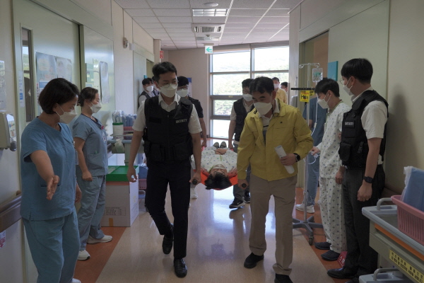 ▲ 동남권원자력의학원이 지난 22일 병동 화재 발생 시 대응 능력을 점검하고 환자ㆍ보호자ㆍ직원의 생명을 보호하기 위해 병동 화재 대피 훈련을 실시했다.