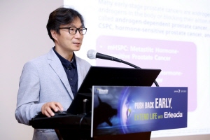 ▲ 한국얀센은 호르몬 반응성 전이성 전립선암(metastatic hormone-sensitive prostate cancer, mHSPC) 치료제 얼리다정(성분명 아팔루타마이드)의 국내 출시를 기념해 지난 18일 전이성 전립선암 환자의 치료 전략과 얼리다의 임상적 효능을 공유하는 런칭 심포지엄을 개최했다고 밝혔다.