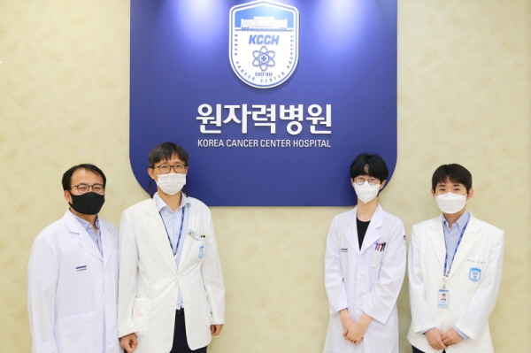 ▲ 원자력병원은 핵의학과 갑상선암 연구팀과 고려대학교 생명과학부 김준 교수 연구팀이 지난 20일(토) 대한갑상선학회 추계학술대회에서‘저선량 방사선 치료 병용요법, 갑상선 역형성암 면역 치료 개선’으로 우수 포스터상을 수상했다고 밝혔다.