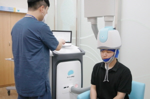 ▲ 가톨릭대 인천성모병원은 최근 경두개직류자극치료(tDCS, transcranial Direct Current Stimulation)와 깊은 경두개자기자극치료(Deep TMS, Transcranial Magnetic Stimulation) 장비를 각각 도입했다고 26일 밝혔다.