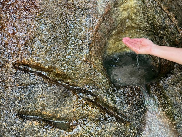 ▲ 산에서 내려오는 물에 손을 대면 시원하다.