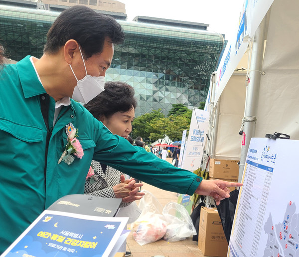 ▲ 서울시약사회는 건강서울페스티벌에 참석한 오세훈 시장에게 약사회의 공공사업에 관해 설명했다.