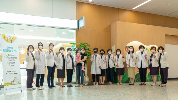 ▲ 이대서울병원이 5일, 소아청소년과 외래 앞에서 '어린이 환경건강 클리닉'(Children’s Environmental health Clinic in Korea, CHECK) 개소식을 열고 본격적인 운영에 나섰다.