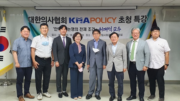 ▲ 대한의사협회 KMA POLICY 특별위원회는 지난 16일 서울의대 허대석 명예교수를 초청, 안락사 논쟁의 전제 조건이란 주제로 특강을 진행했다.