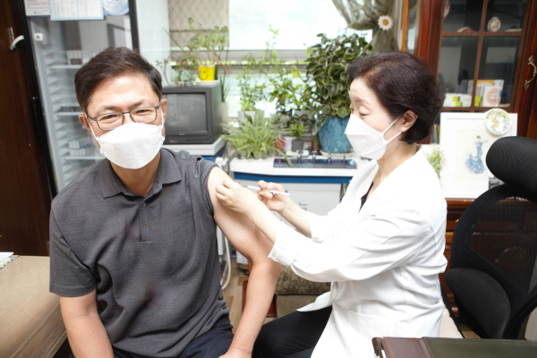 ▲ SK바이오사이언스 안재용 사장(좌)이 19일 경기도 분당에 위치한 한사랑김경희 소아청소년내과에서 스카이코비원으로 코로나19 백신 4차 접종을 진행했다.