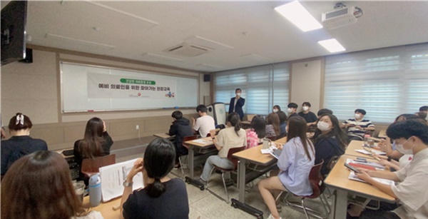 ▲ 건보공단은 지난 19일 전남대학교 약학과(6학년) 학생 대상으로 ‘불법개설약국  예방 교육’ 특강을 진행했다.