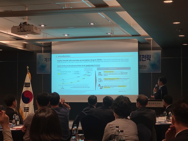 ▲ 이해성 KT 디지털&바이오헬스 사업단 상무는 비대면 진료 흐름 속 약사가 중간자 역할을 해야 한다고 강조했다.