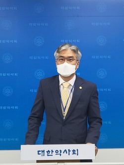 ▲ 정일영 정책이사는 26일, 정례브리핑을 통해 공적 전자처방전 협의체 및 시범사업 추진 현황을 설명했다.