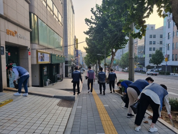 ▲ 유영제약은 지역사회 환경 보전을 위해 서초구 방배동에 위치한 유영제약 서울사무소 인근에서 '1사 1거리 쓰레기 줍기' 환경정화 봉사활동을 펼쳤다고 4일 밝혔다.