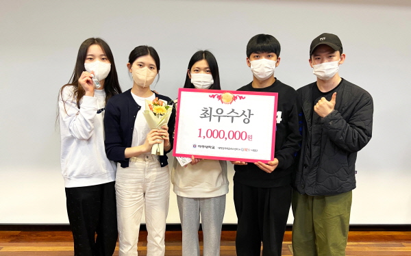▲ JW중외제약은 아주대학교 기업탐방 프로젝트인 ‘아주 히든챔피언 학생발굴단’의 기업 발표회에서 최우수상 수상팀의 소개 기업으로 선정됐다고 12일 밝혔다.