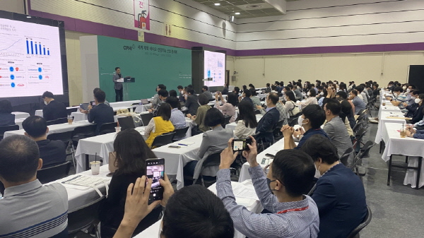 ▲ 한국신약개발연구조합 산하 정책연구기구인 혁신정책연구센터는 지난 9월 29일, 제약ㆍ바이오헬스산업계 산ㆍ학ㆍ연ㆍ관 관계자 200여 명이 참석한 가운데 2022년도 제1회 바이오헬스 정책포럼을 개최했다고 밝혔다.