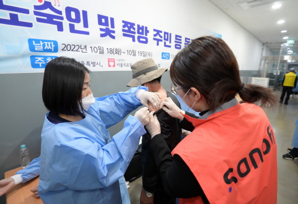 ▲ 사노피는 노숙인 및 쪽방촌 주민 등 주거 취약계층 2500여 명의 건강한 겨울나기를 위해 내년 1월 말까지 무료 독감 예방접종 행사를 실시한다. 