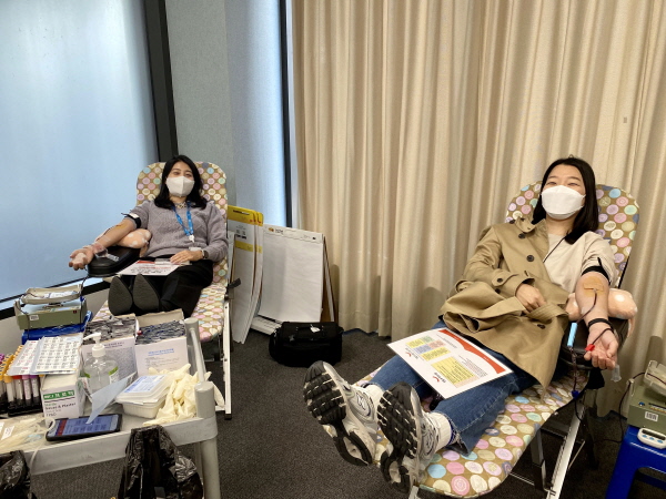 ▲ 한국로슈진단은 19일 대치동 본사에서 임직원의 자발적 참여 가운데 한마음혈액원과 함께 사랑나눔 헌혈행사를 개최했다.