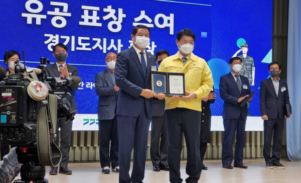 ▲ 제일약품이 민방위 업무수행과 발전에 기여한 공로를 인정받아 민방위대 창설기념 경기도지사 기관 표창을 수상했다.