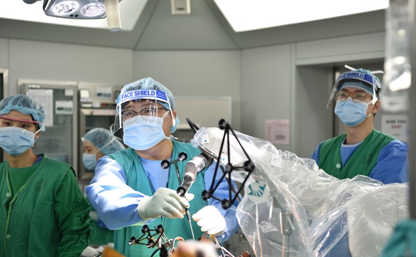 ▲  화순전남대병원이 정교한 환자 맞춤형 슬관절 수술을 위한 인공관절 수술 로봇 ‘마코’를 도입, 로봇 인공관절 수술 교육센터를 구축했다.