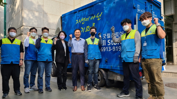 ▲ 유한양행은 임직원들이 참여하는 ‘지구를 위한 옷장정리’ 물품 기증 캠페인을 진행했다.