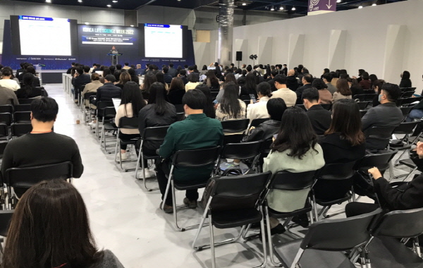 ▲ 한국신약개발연구조합은 7일(월) 서울 코엑스 1층 B1홀에서 제약ㆍ바이오헬스 분야 산ㆍ학ㆍ연ㆍ벤처ㆍ스타트업 관계자 200여 명이 참석한 가운데 ‘2022년도 제1회 제약ㆍ바이오헬스 통계포럼’을 성황리에 마쳤다고 밝혔다.