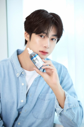 ▲ 휴젤의 클리니컬 더마 코스메틱 브랜드 웰라쥬(WELLAGE)가 그룹 몬스타엑스(MONSTA X)의 형원을 브랜드 공식 모델로 재발탁했다고 밝혔다.