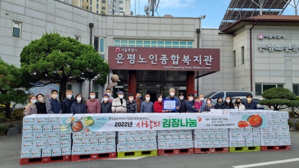 ▲ 한국일본계제약기업협의회는 취약계층 어르신들의 따뜻한 동절기를 위해 지난 12일(토) 서울시립은평종합노인복지관에서 ‘사랑의 김장 나눔’ 봉사활동을 진행했다