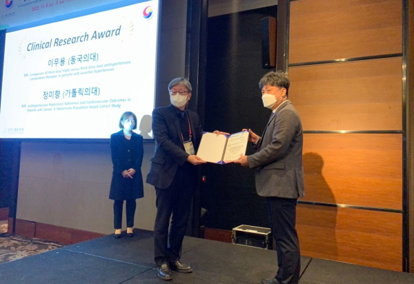 ▲ 한미약품이 개발중인 ‘저용량 3제 복합제’의 유용성을 다룬 연구가 대한고혈압학회 추계학술대회에서 우수 구연상을 받았다.