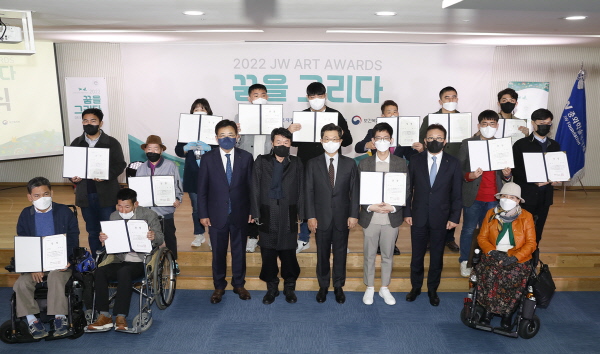 ▲ JW그룹의 공익재단인 중외학술복지재단은 16일 서울 서초동 본사에서 ‘2022 JW 아트 어워즈’ 시상식을 개최했다고 밝혔다.