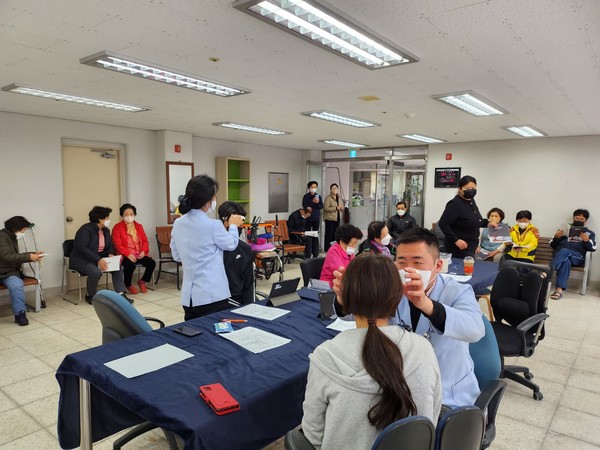 ▲ 한국건강관리협회 부산동부검진센터는 14일과 15일 2일간 LH특별프로그램 ‘함께 뇌 건강 지켜요’ 건강체험터를 진행했다.
