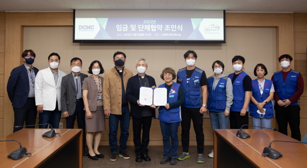 ▲ 대구가톨릭대학교의료원은 2일(화) 민주노총 공공운수노조 의료연대본부 대구지역지부 대구가톨릭대학교의료원분회와 ‘2022년 임금 및 단체협약 조인식’을 진행했다.