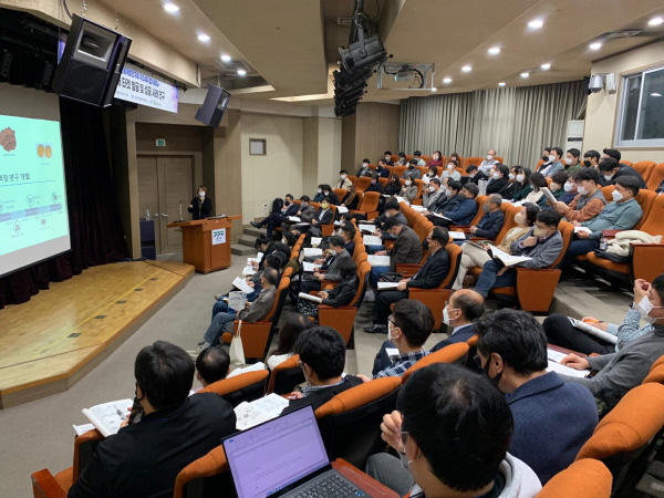 ▲ 한국신약개발연구조합 산하 천연물개발연구회는 지난 17일(목) 경기바이오센터 대회의실에서 천연물 소재 의약품/건강기능식품 등 관련 산ㆍ학ㆍ연 연구개발 전문가가 참석한 가운데 ‘KDRA 천연물개발연구회 제34회 정기세미나’를 성황리에 개최했다고 밝혔다.
