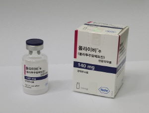 ▲ 한국로슈는 식품의약품안전처로부터 지난 28일 폴라이비(성분명: 폴라투주맙 베도틴)와 리툭시맙+시클로포스파미드, 독소루비신, 프레드니손(R-CHP) 병용요법이 이전에 치료 경험이 없는 미만성 거대 B세포 림프종(Diffuse Large B-Cell Lymphoma, DLBCL) 성인 환자의 1차 치료제로 적응증 확대 허가를 받았다고 밝혔다.