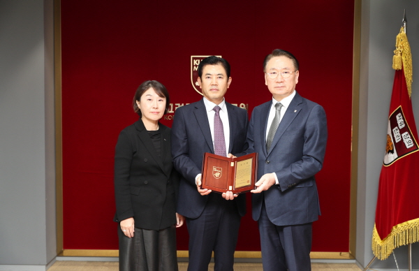 ▲ 고려대학교 구로병원은 정코스 정관영 대표로부터 발전기금 1억원을 기부받았다.