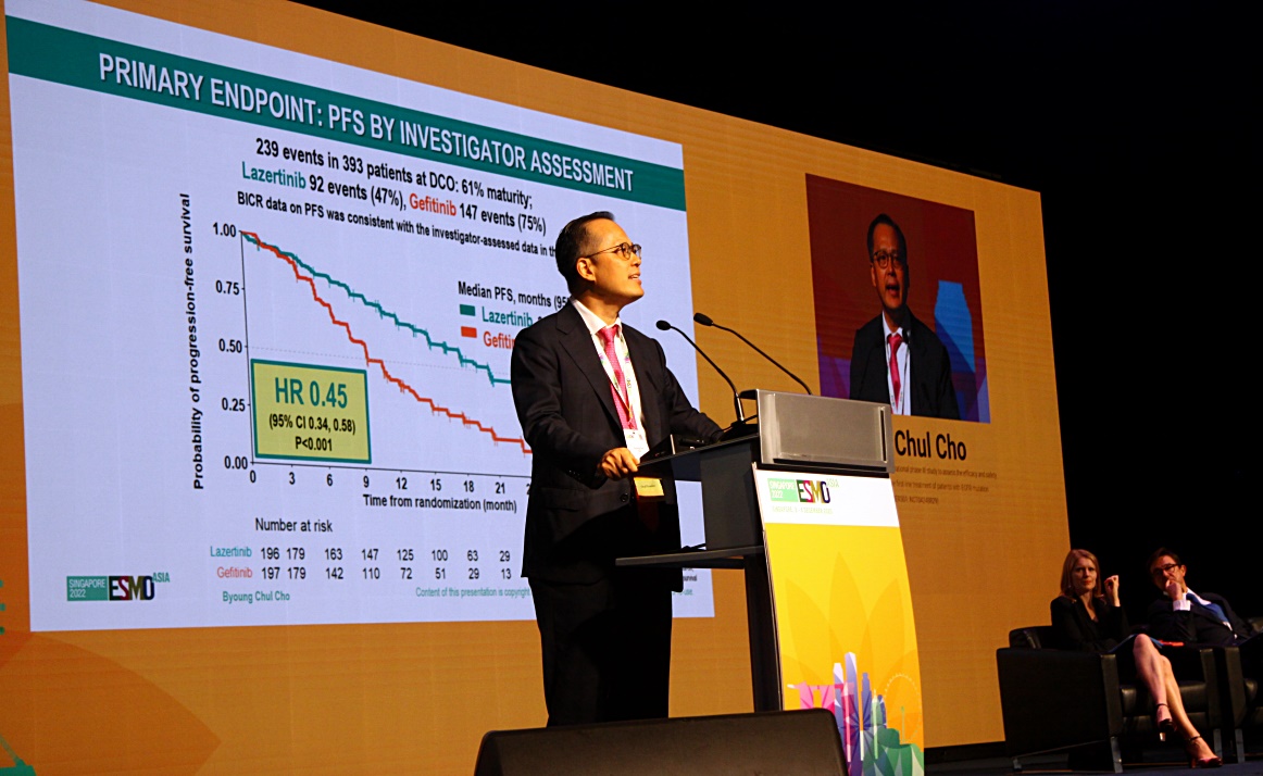 ▲ 3일, 유럽종양학회 아시아 학술대회(ESMO Asia Congress 2022)에서 연세암병원 폐암센터 조병철 센터장은 이전 전신 치료 경험이 없는 EGFR 양성 비소세포폐암 환자를 대상으로 렉라자의 안전성과 유효성을 평가하고 있는 다국가 3임상, LASER301의 중간 분석 결과를 공개했다.