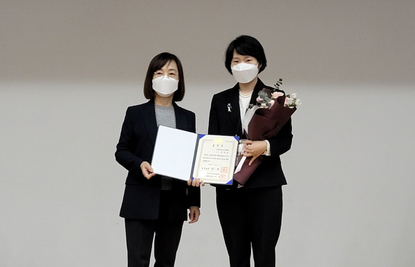 ▲ 서울대학교병원운영 서울특별시 보라매병원 감염관리담당 한미선 교수(소아청소년과)가 6일 오송생명과학단지 후생관 1층 대강당에서 개최된 ‘2022년 감염병관리 콘퍼런스’에서 감염병관리 유공 국무총리 표창을 수상했다.