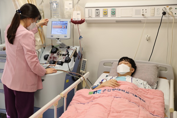 ▲ 순천향대중앙의료원 기획조정팀 직원 정윤재 씨가 골수이식을 기다리는 백혈병 환자에게 12월 8일 조혈모세포를 기증했다.