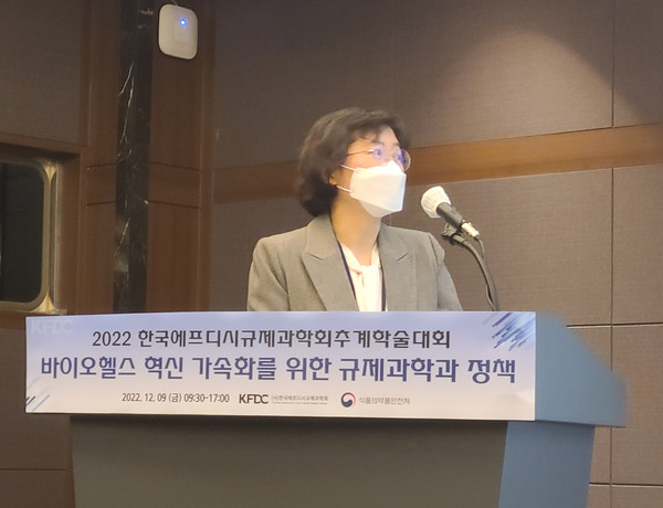 ▲ 한국보건사회연구원 박은자 연구원은 우리나라도 해외의 사례를 참고해 개발촉진 및 신속허가 심사제도를 마련해야 한다고 주장했다.