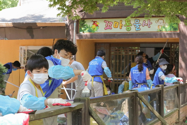 ▲ 동아제약은 어린이 가그린이 서울대공원 동물원에 동행기금을 기부했다고 9일 밝혔다.