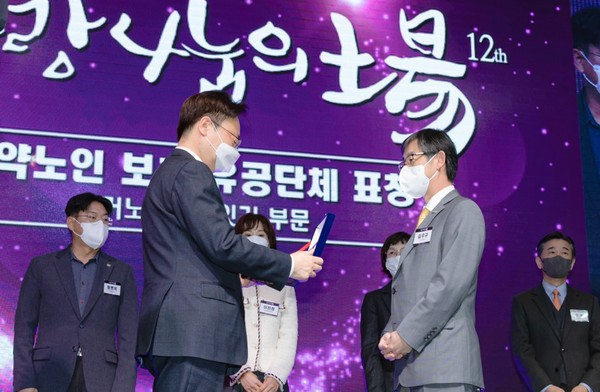 ▲ 한국머크는 지난 9일 보건복지부와 독거노인종합센터에서 주최하는 ‘2022년 사랑 나눔의 장’ 행사에서 취약노인보호 유공 단체로 선정돼 보건복지부 장관 표창을 수상했다고 밝혔다.