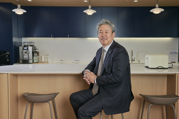 ▲ 한국산텐제약은 지난 14일 여성가족부가 주관하는 ‘가족친화인증기업’으로 선정됐다고 밝혔다. 이한웅 대표이사.