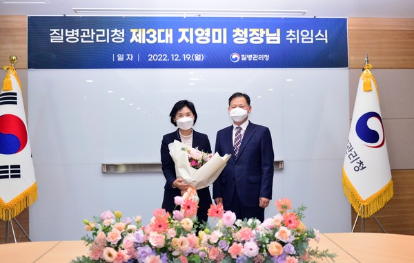▲19일 취임한 지영미 신임 질병관리청장(좌)에 보건의료계는 멀티데믹 상황에 대한 적극적인 대응이 필요하다는 뜻을 전했다.