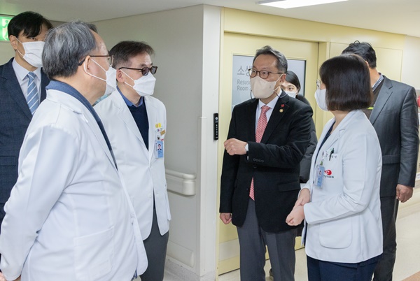 ▲ 보건복지부 박민수 제2차관이 20일 국립중앙의료원을 방문했다.