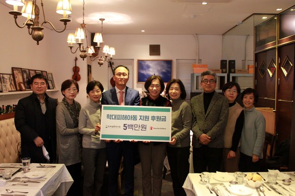 ▲ 한국병원약사회가 사회봉사단체에 후원금을 전달했다.