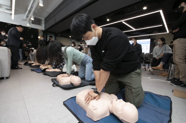 ▲ 한국오노약품공업은 창립기념일(12월 11일)을 맞이해 지난 9일 재난 상황 시 안전확보와 인명구조를 위한 방재교육을 실시하고, 소아암 환아와 보호자 가족들을 위한 기부금을 전달했다고 밝혔다.
