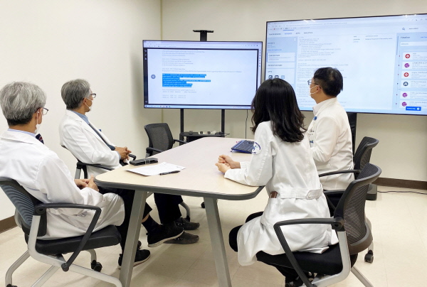 ▲ 한국로슈진단은 강원대학교병원의 다학제 진료에 네비파이 튜머보드(NAVIFY Tumor Board)  지원을 본격화했다고 21일 밝혔다. 